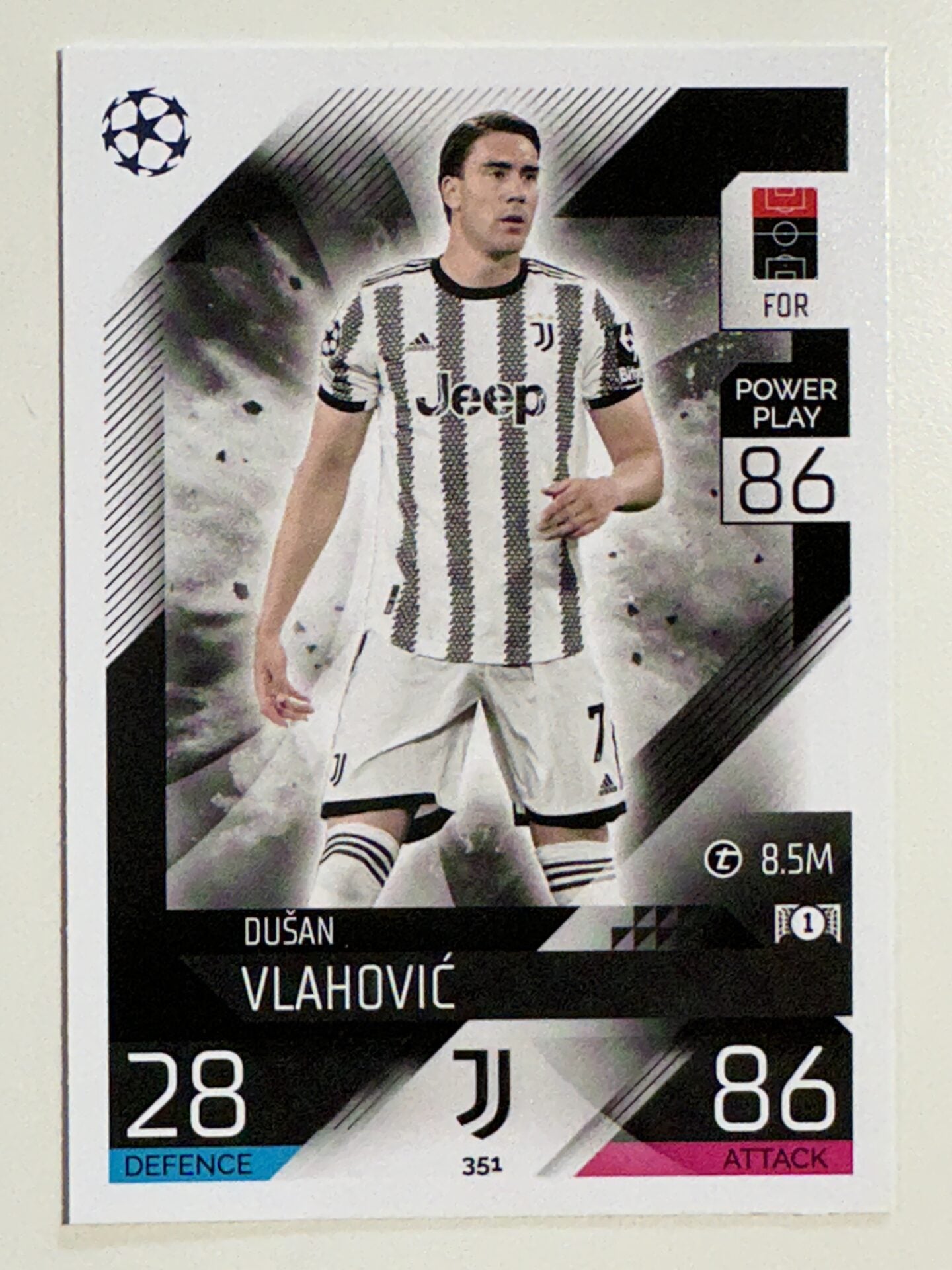 351. Dusan Vlahovic (Juventus) – Topps Match Attax 2022:2023 card