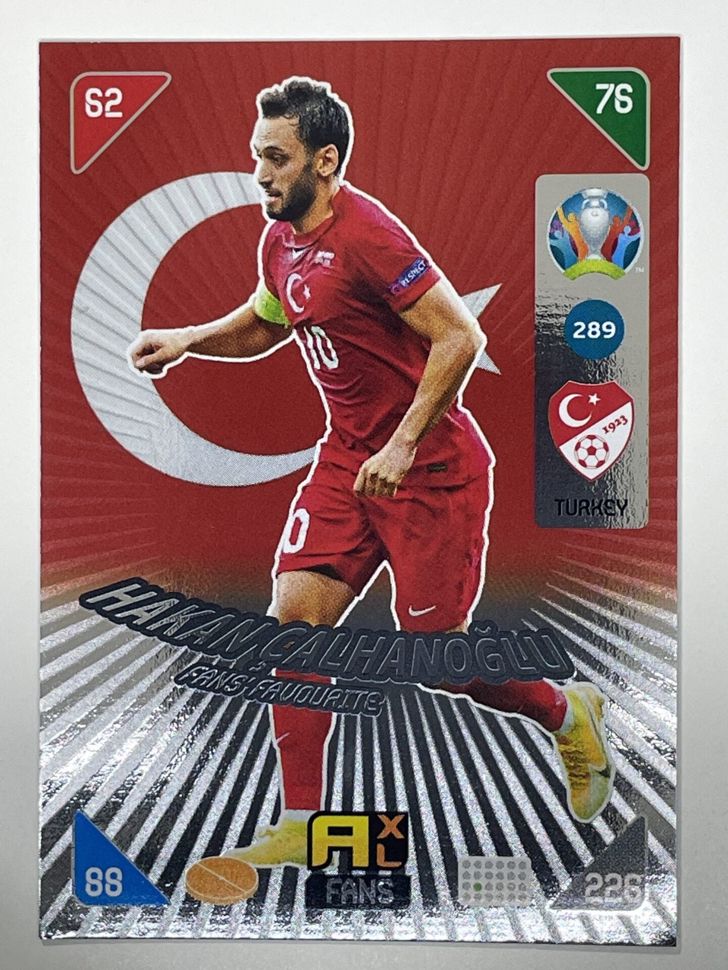 Hakan Calhanoglu Fans Favourties (Turkey) Football Card – Euro 2020 Adrenalyn XL